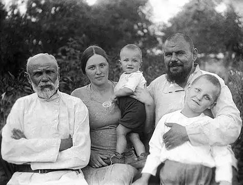 Παιδική ηλικία Nikolai Drozdova πέρασε κάτω από τον Ryazan. Στην εικόνα: Παππούς Σεργκέι Ιβάνοβιτς, μαμά Nadezhda Pavlovna, ο πατέρας Nikolai Sergeevich, ο ήρωάς μας και ο μεγαλύτερος αδελφός του Σεργκέι. Φωτογραφία: Προσωπικό αρχείο Nikolai Drozdov.