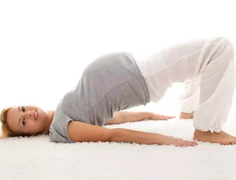 Nếu không có chống chỉ định, hãy nâng cao lối sống năng động, tập yoga, công việc. Ảnh: Fotolia / Photoxpress.ru.