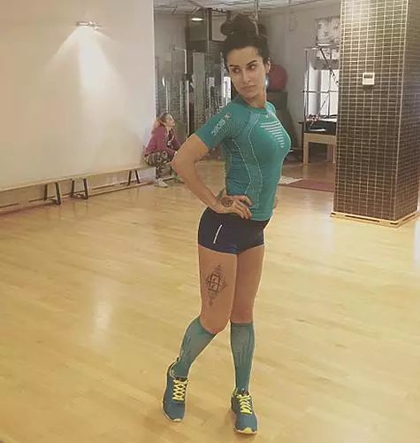 Tina Kandelaki is fan betinken dat prachtige ezel spesjale ynspanningen fereasket yn 'e gym. Foto: Instagram.com/tina_kandelaki.