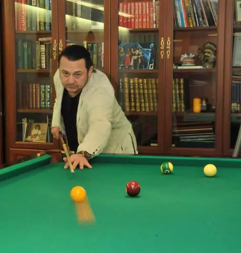 Bodrum katında bilardo var. Igor, en sevdiği oyunda düzenli olarak uygulandı. Fotoğraf: Evgeny Matveyev.