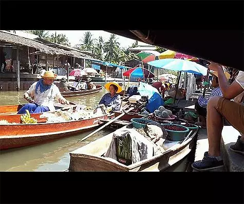 Njupuk program babagan pasar ngambang. Foto: Instagram.com/pryanikov_alexandander.