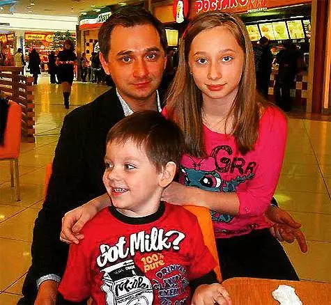 Alexander Gingerbread com a filha da Polina e do filho Alexander. Foto: Instagram.com/pryanikov_alexander.