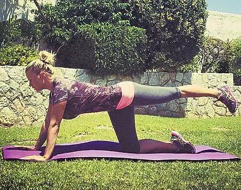 Навіть у відпустці щоранку Анна Семенович починає з фізичних вправ. Фото: Instagram.com/ann_semenovich.