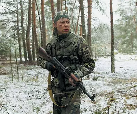 Dmitry Bikbaevnek a kezében lévő géppuskával feltérképezte a hideg talajt. Az áprilisi hóesés kiválóan kiegészíti az általános képet. .