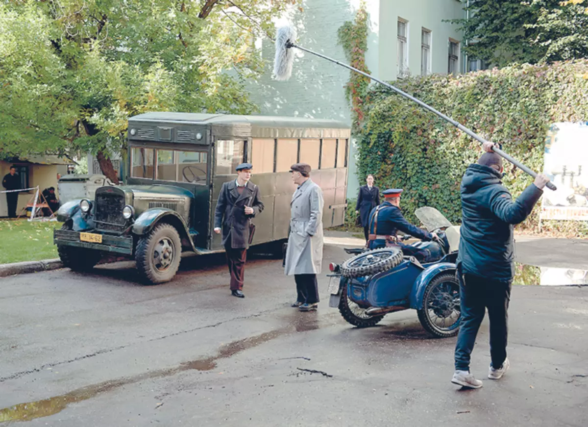 การถ่ายภาพโครงการทางประวัติศาสตร์ยังเป็นตัวเลือกที่สำคัญของอุปกรณ์ประกอบฉาก และผู้สร้างซีรีส์แสดงให้เห็นถึงความมั่งคั่งทั้งหมด