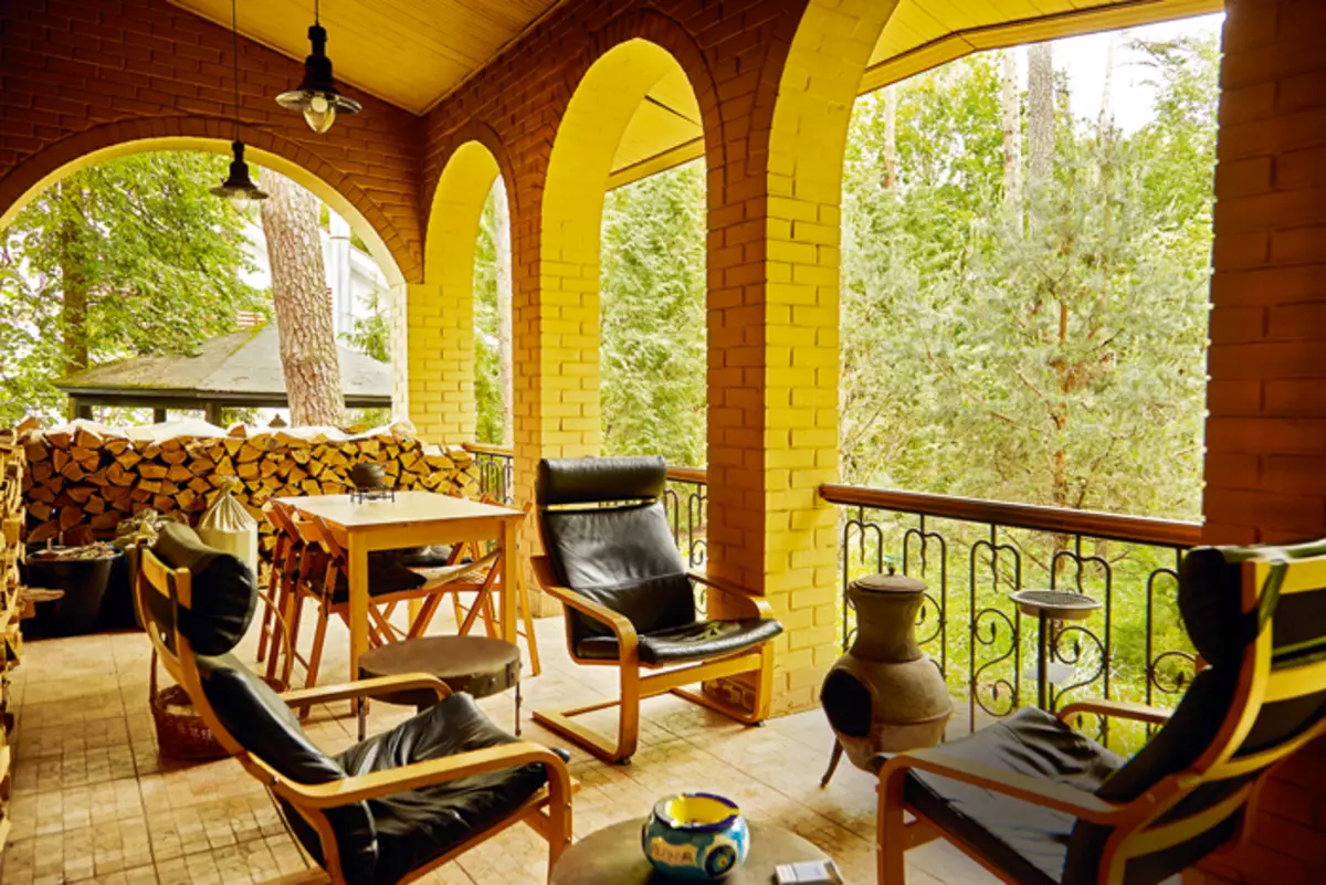 La veranda és un dels llocs preferits de la casa. És agradable fregir kebabs amb amics o simplement seure amb un llibre