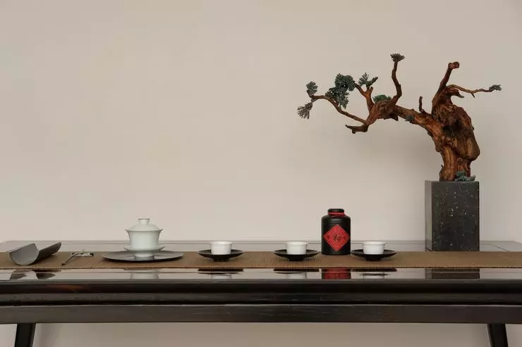The atmosphere of Chinese tea drinking is created using decor and dishes