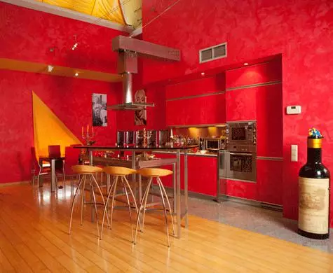 შლოვის წითელი კედლები არ არის გაღიზიანებული, მაგრამ დადებითი გზით შეიქმნა. და დიდი ბოთლი, თაროები ინახება პატარა გემებს - ძლიერი სასმელების ფოტოები: სერგეი კოზლოვსკი