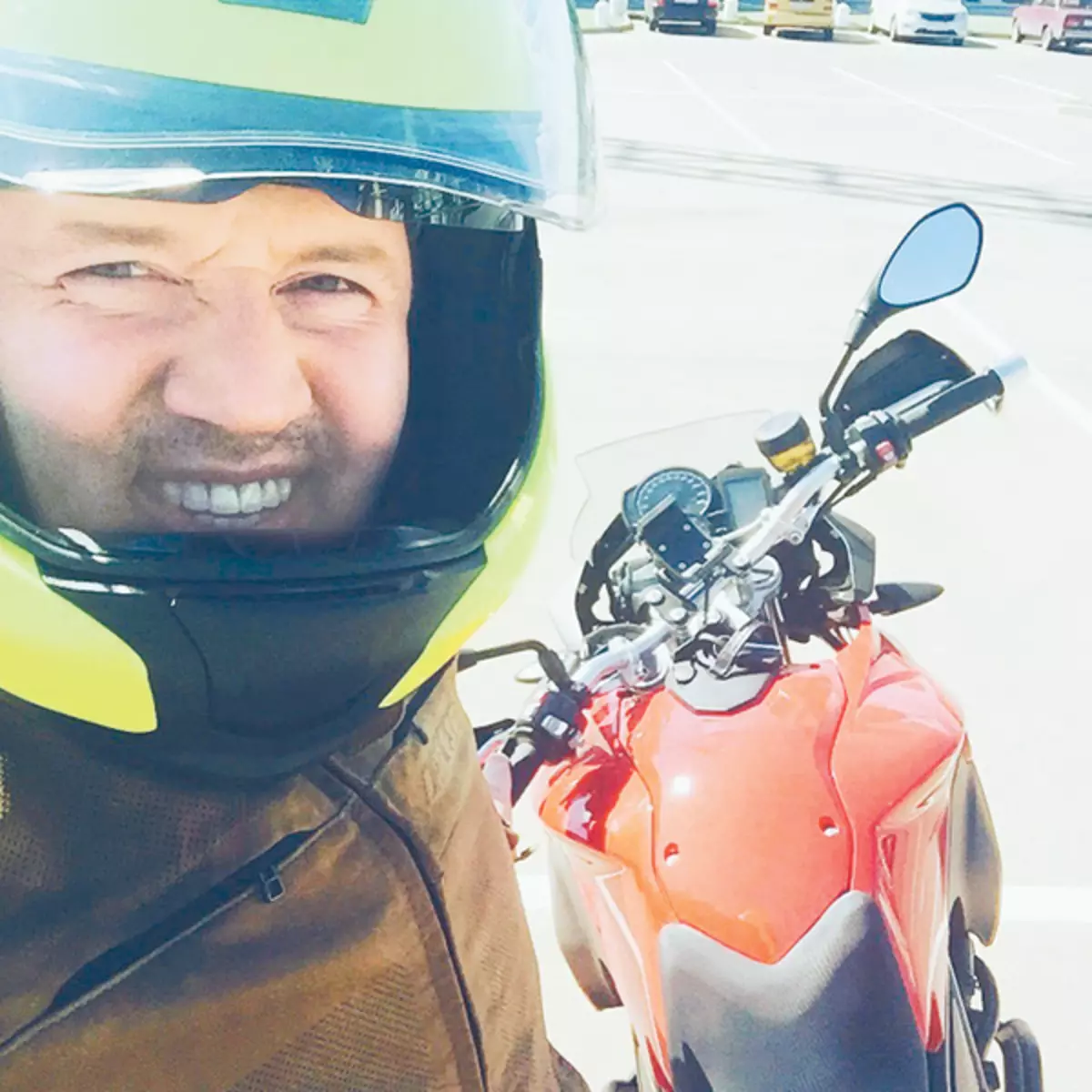 Sergey chámase un motociclista responsable. Non hai carreiras nocturnas