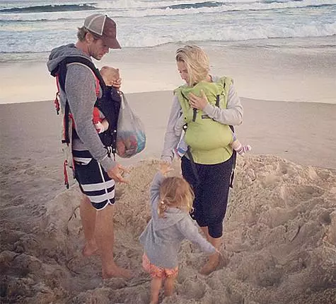 Chris Hemsworth en Elsa Pataka met kinderen. Foto: Instagram.com/elsapatakyconfidential.