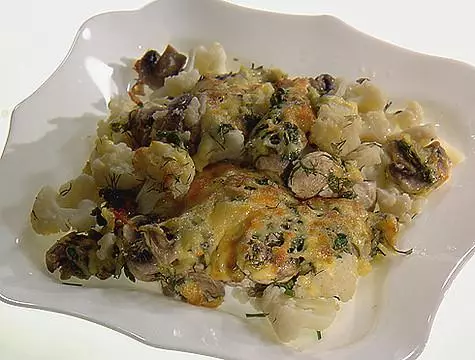 Bloemkool gebakken met champignons en kaas. .