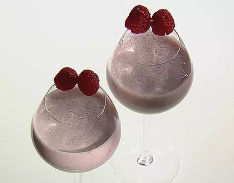 Cocktail avy any Ryazhenka miaraka amin'i Malina. .