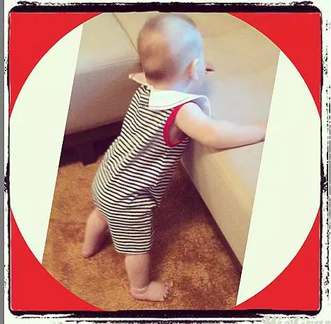 Kozhevnikova Maxim의 어린 아들은 곧 반년이 될 것입니다. 이미 다리에 이미 있습니다. 사진 : Instagram ™ / mkozhevnikova.