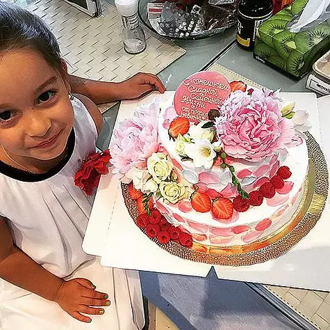 På begynnelsen av bryllupet forberedte brudens kjæreste Ksenia Borodina Sweet Surprise. Foto: Instagram.com/boodylia.