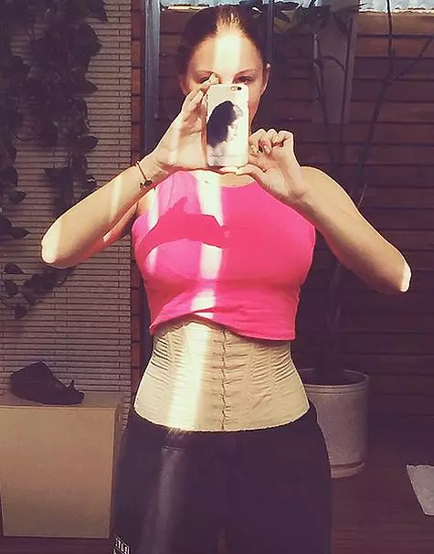 Polina Dibrova anbefaler å stramme etter fødsel i korsetten. Foto: Instagram.com/polinadibrova.
