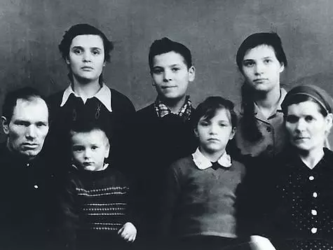 Penkin Sergey è cresciuto in una grande famiglia. È il più giovane di cinque figli. Nella foto: con genitori, fratelli e sorelle. Foto: archivio personale di Sergey Penkina.