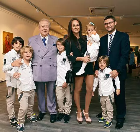 Με τον ανιψιό Heim Esribiano, παππούς Zurak Tsreteli, γυναίκες Kira, παιδιά: Nicky, Αλέξανδρος, Αυτοκρατορία και Φίλιππος (στην εικόνα - από αριστερά προς τα δεξιά). Φωτογραφία: Προσωπικό αρχείο του Vasily Tsereteli.