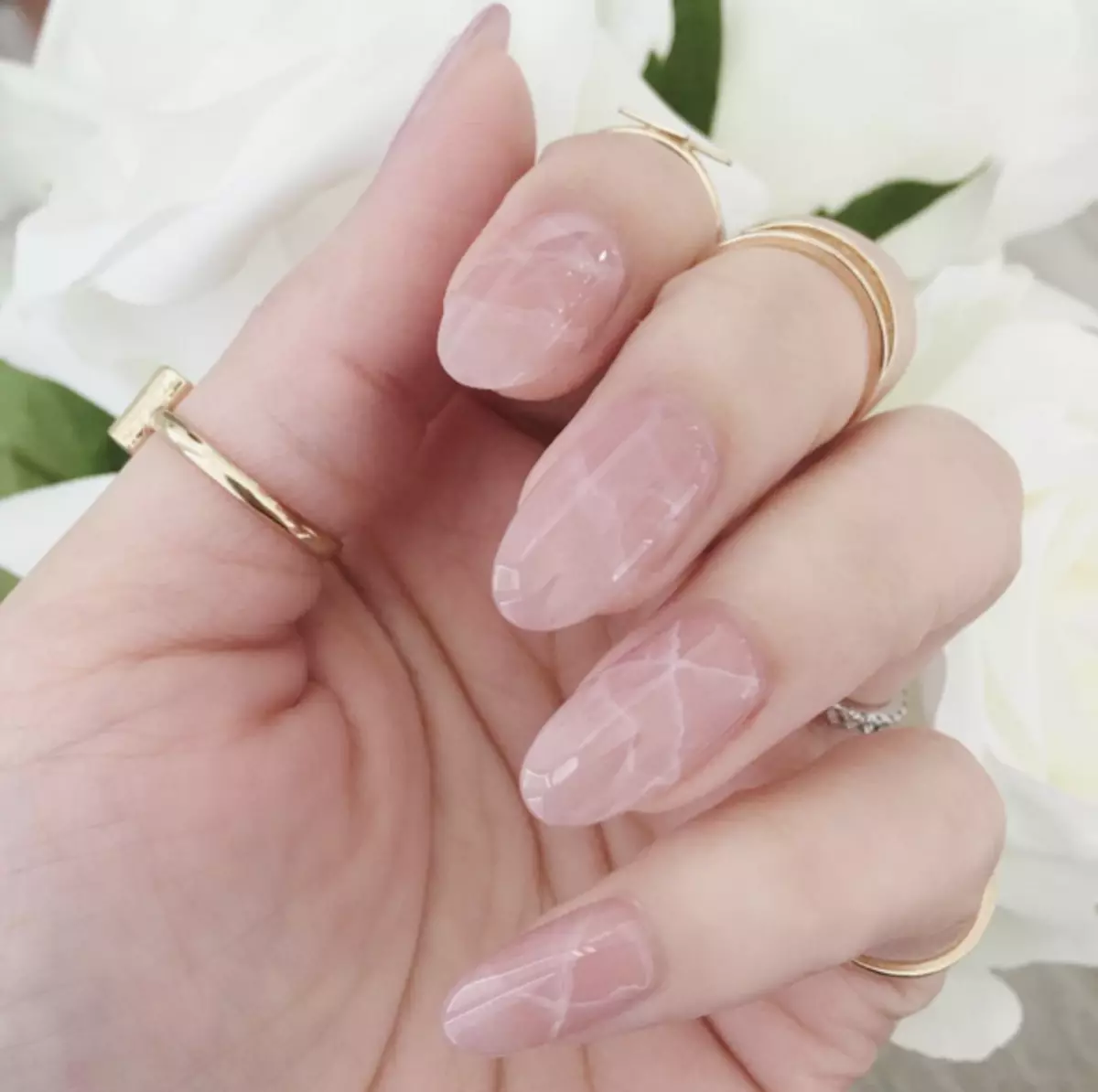 Quartz manicure will be appropriate in the office and at the party