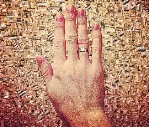 ڈینس Povaliy ایک شادی کی انگوٹی کے ساتھ ایک ہاتھ دکھایا. تصویر: Instagram.com.