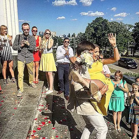 在最近的朋友婚礼上，丹尼斯和Sveti决定排练出登记处办公室。试图成功。照片：Instagram.com。