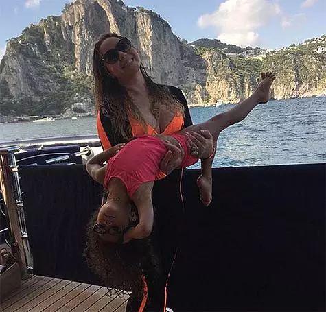 На јахти милијардери Јамес Пацкер је одморио не само Мариах Цареи, већ и своју дјецу. Са ћерком Монрое. Фото: инстаграм.цом / мариахцареи.