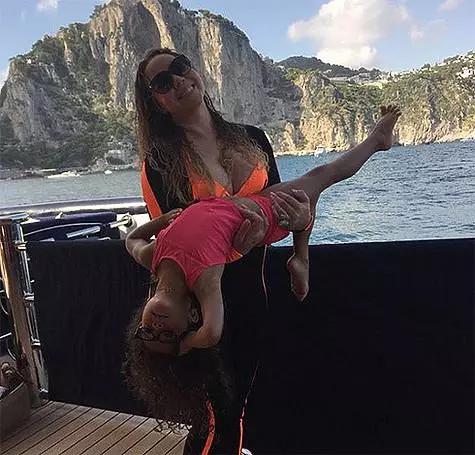 Na jachte miliardár James Packer opísal nielen Mariah Carey, ale aj jej deti. S dcérou Monroe. Foto: Instagram.com/mariahcarey.