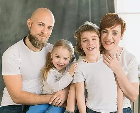 Tutta Larsen, skupaj s svojim možem, Valeryjem in otrokom Luka in Martho. .
