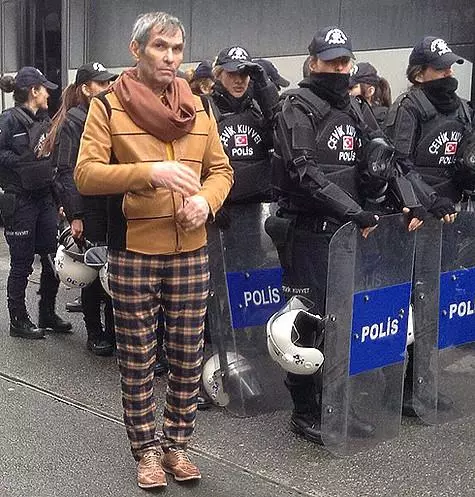 Polis Dubai, atı çalmaya çalışan zamanında Bari Alibasov'u durdurdu. Fotoğraf: incleting./bari_alibasov.