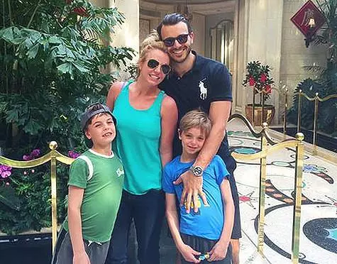 Britney Spears med Charlie Ebersol og hans sønner. Foto: Instagram.com/britneyspears.