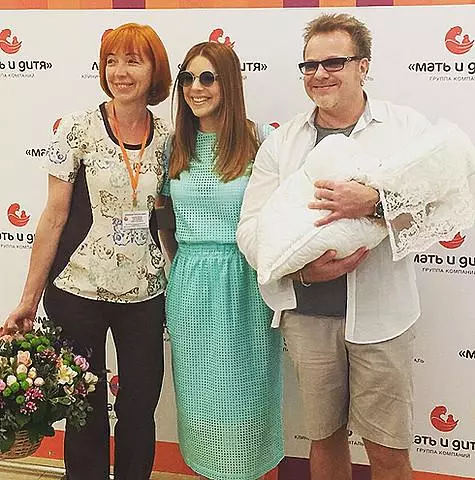 Vladimir Presnyakov og Natalia Podolskaya med en læge, takket være, som deres søn blev født. Foto: Instagram.com/nataliapodolskaya.