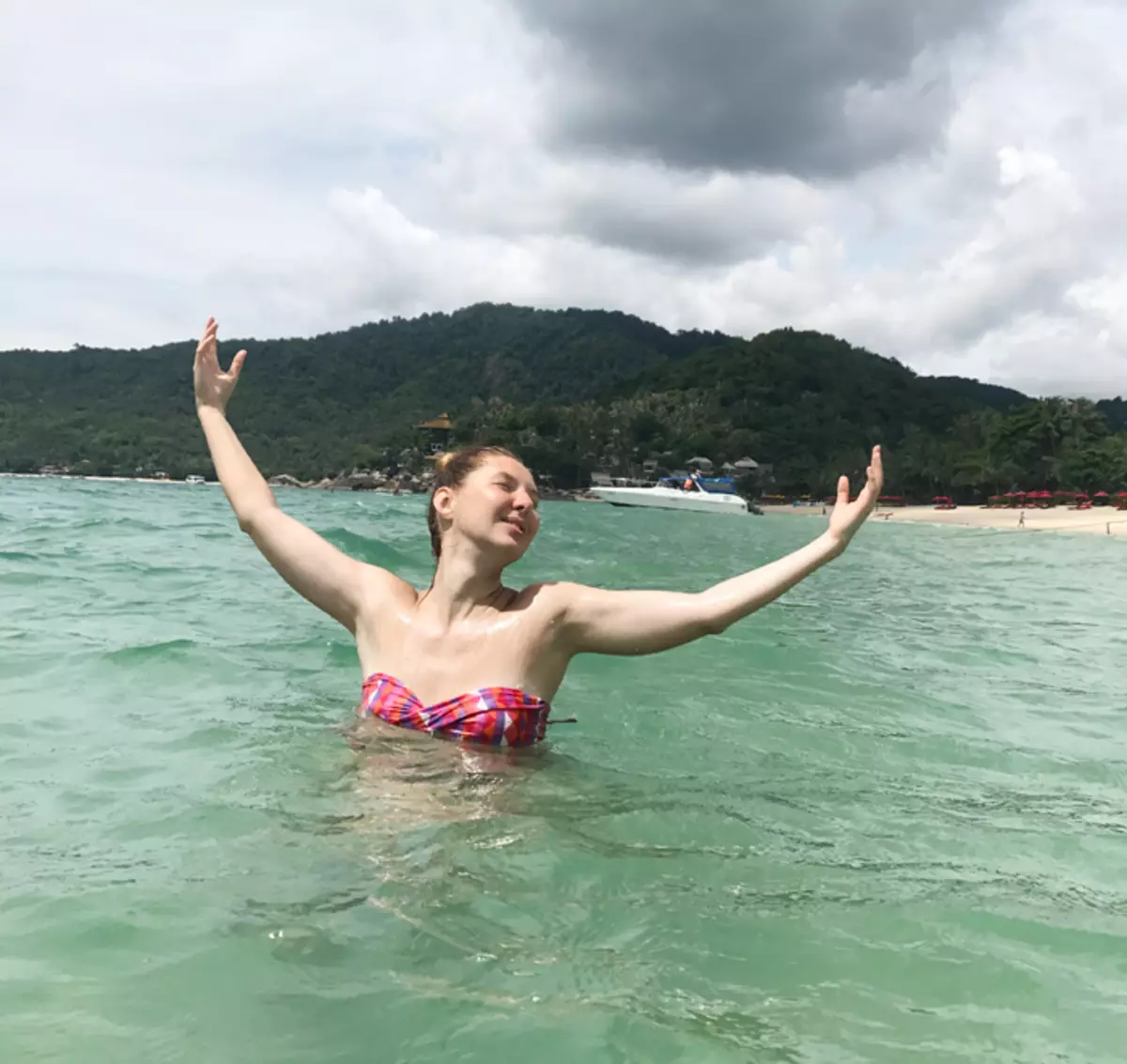 Alice Feoktistova는 Phangan 섬에서 휴식을 취하기를 좋아합니다.
