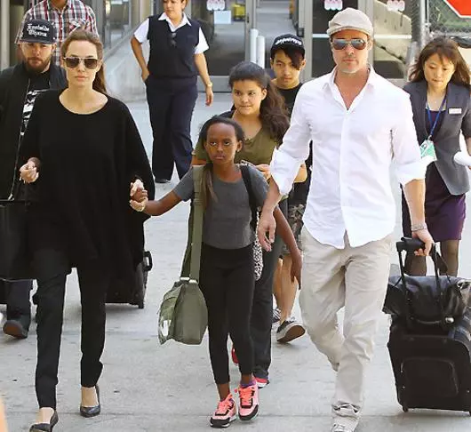 Angelina Jolie kaj Brad Pitt Fly Economy Class