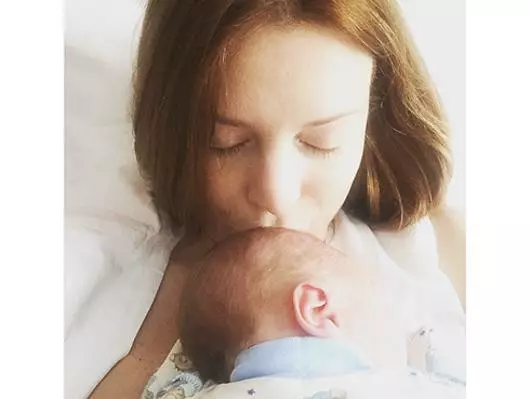 Natalia Podolskaya mit seinem Sohn wird aus dem Krankenhaus entlassen