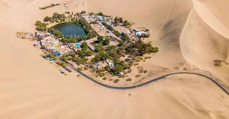 Whacine se espalhou no meio das dunas de areia