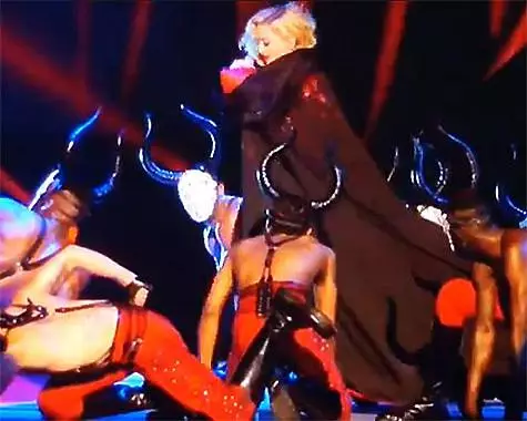 Madonna en jouant sur Brit Awards. Photo: www.youtube.com.