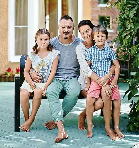 मैक्सिम पैंतालीस वर्षों में पिता बन गया। अपनी पत्नी अलेक्जेंड्रा, मारिया और लियोनिद के बच्चों के साथ। फोटो: व्यक्तिगत संग्रह मैक्सिम लियोनिदोव।