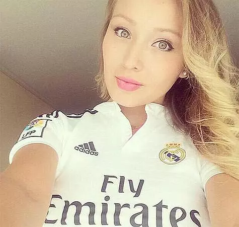 Daniella Chavez ma jaħbi, li għalihom tim tal-futbol hi morda, joħloq fit-T-shirt tal-Real Madrid Club. Ritratt: Instagram.com/DanielaChaveZC.