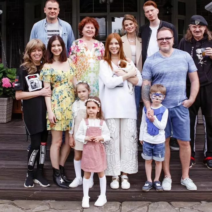 Natalia PodolskayaとVladimir Presnyakovaの大家族ではありません、それはほぼ満杯に集まることが可能です。 Artemiaの息子の誕生日は暖かい会議に最適な理由になりました