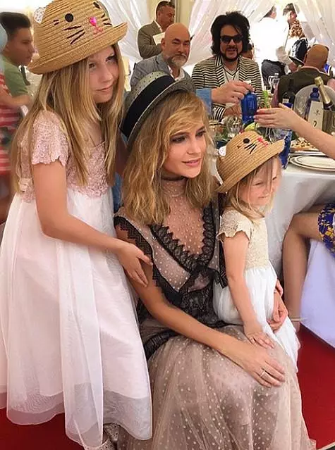 Глюк'oZa з дочками. Фото: Instagram.com.