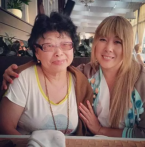 Anita Tsoi com tia. Foto: Instagram.com.
