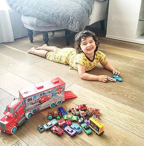 Поздравления за Соломон родители започнаха предварително и му даде цяла колекция от машини. Снимка: Instagram.com/achekhova.