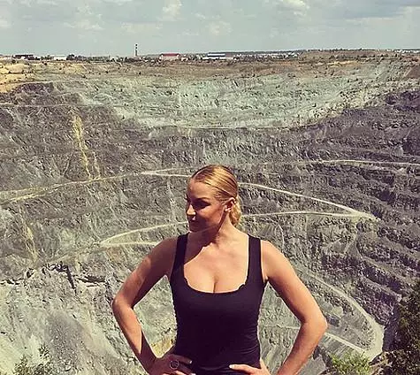 Volochkova melawat kerjaya Sibey, salah satu yang paling dalam di dunia. Foto: Instagram.com/volochkova_art.