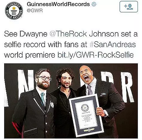Duane Johnson ຕິດຕັ້ງບັນທຶກ Guinness ໃນຈໍານວນຂອງ selfie ທີ່ປະຕິບັດ. ພາບ: Instagram.com/therock.