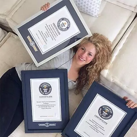 Ipinapakita ng Shakira ang mga sertipiko ng mga naka-install na pandaigdigang rekord. Larawan: Instagram.com/shakira.