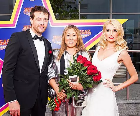 Anita Tsoi Az első gratulált Sasha Savelyev és Cyril Safonov.