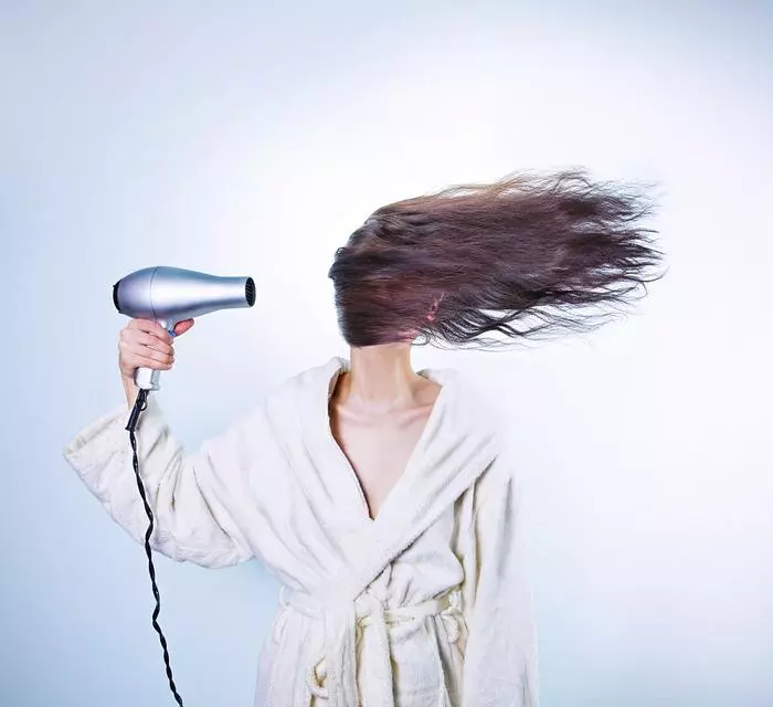 Časté sušenie vlasov, najmä poškodiť suché vlasy