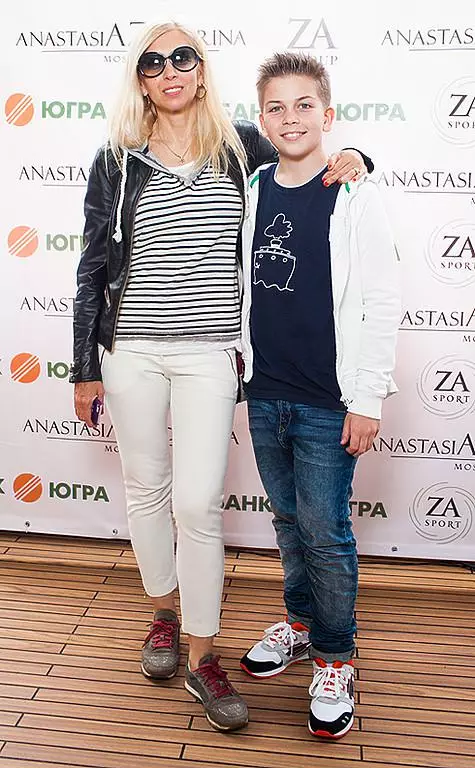 Alena Sviridova med sin sønn.