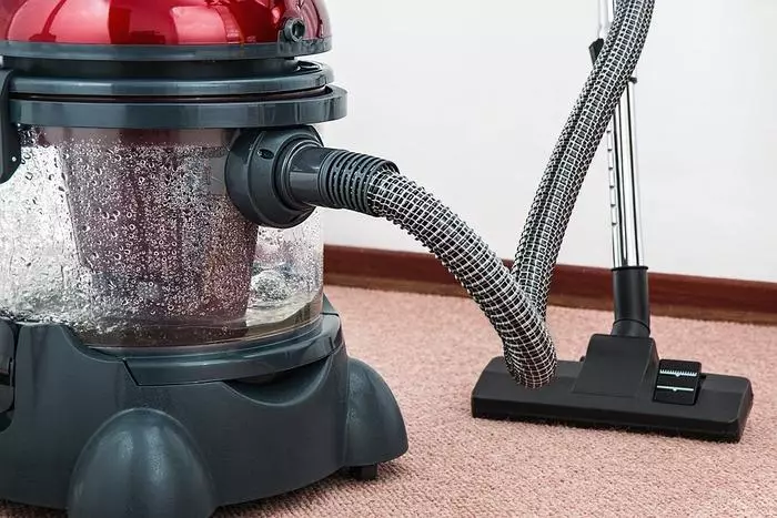 Vacuum cleaner can pour out the house at night