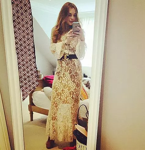 Chun íoc le fiacha, shocraigh Lindsay Lohan seirbhísí coimhdeachta a sholáthar. Grianghraf: Instagram.com/lindsaylohan.