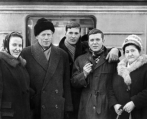Nga e majta në të djathtë: Mami Sergej Solovyov, Caleria Sergeevna, Miku i Familjes, Semen Yakovlevich, Valery Plotnikov, Sergej Solovyov, Tamara Vasilyevna Carpenter, 1965. Foto: Arkivi personal Valeria Plotnikova.